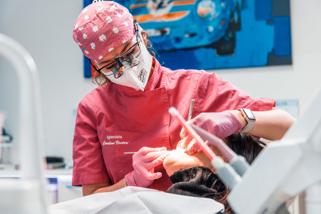 Seduta di igiene orale professionale presso lo studio dentistico Venturi