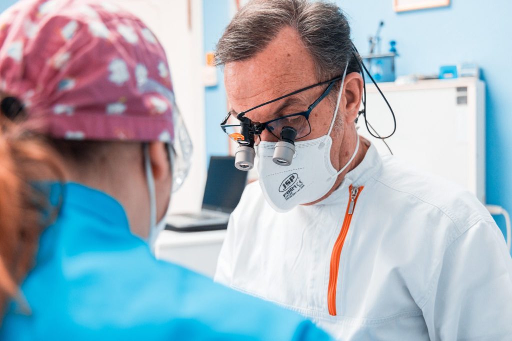 Il dott. Giuseppe Venturi, titolare dello studio, al lavoro durante un trattamento endodontico